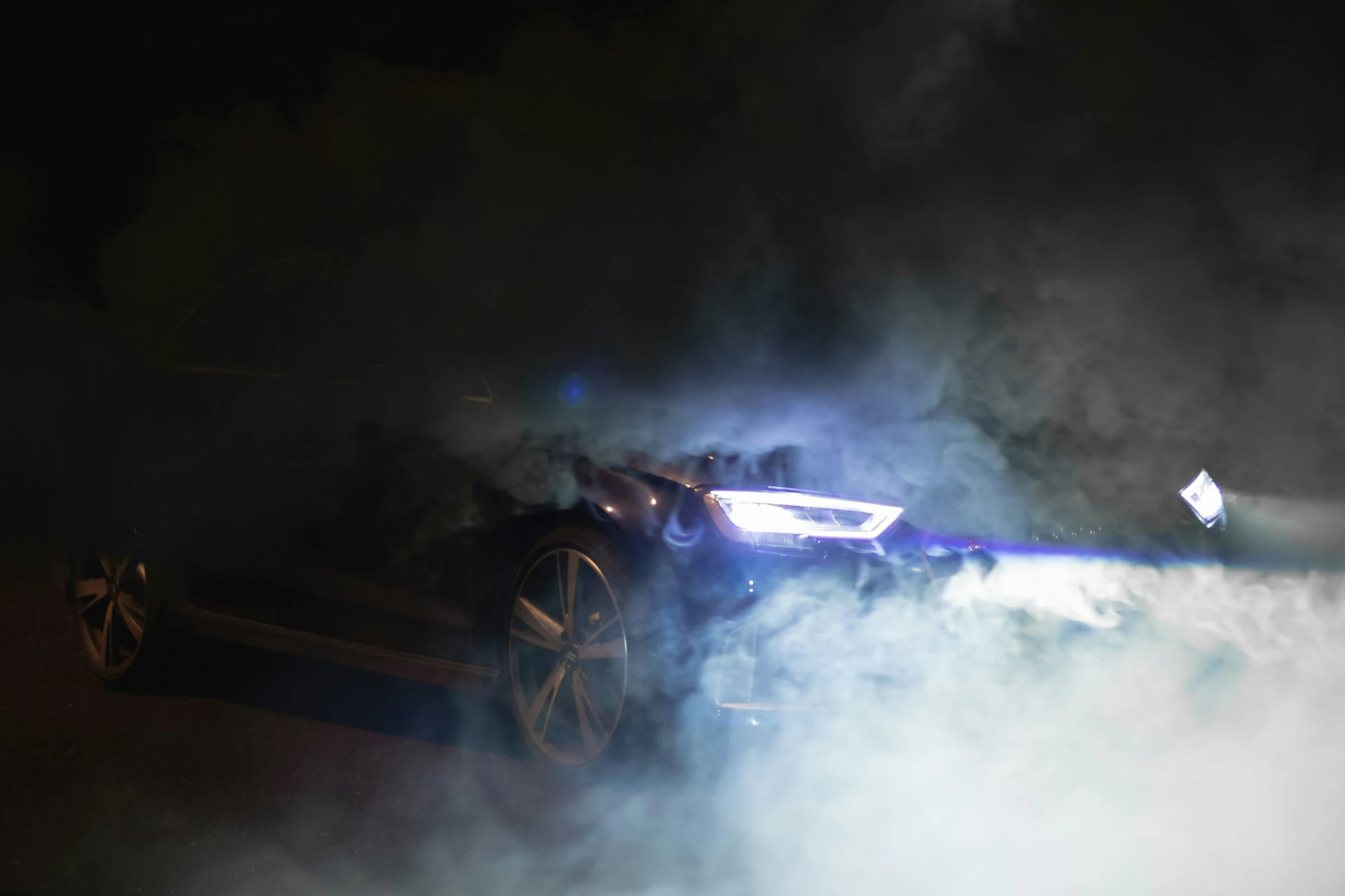 Prémium autó és füstös hangulat — minőségi garancia szekció illusztráció